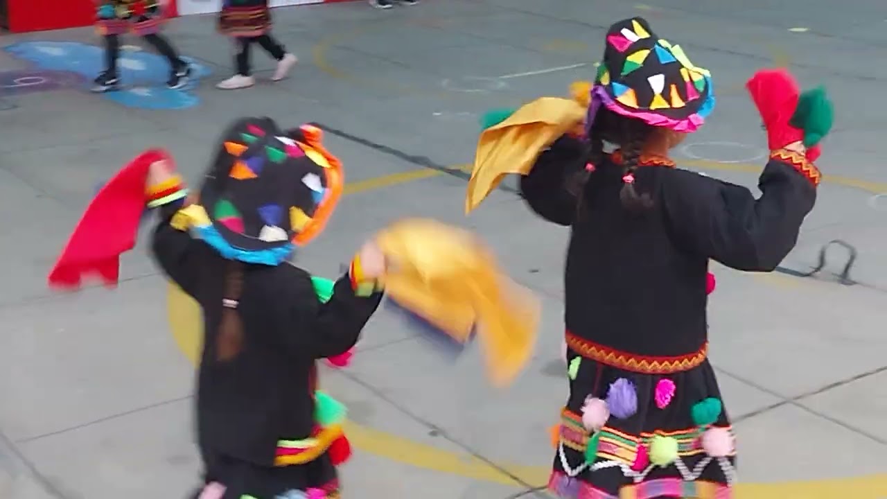 Aria   bailando   por  el dia  del  campesino 