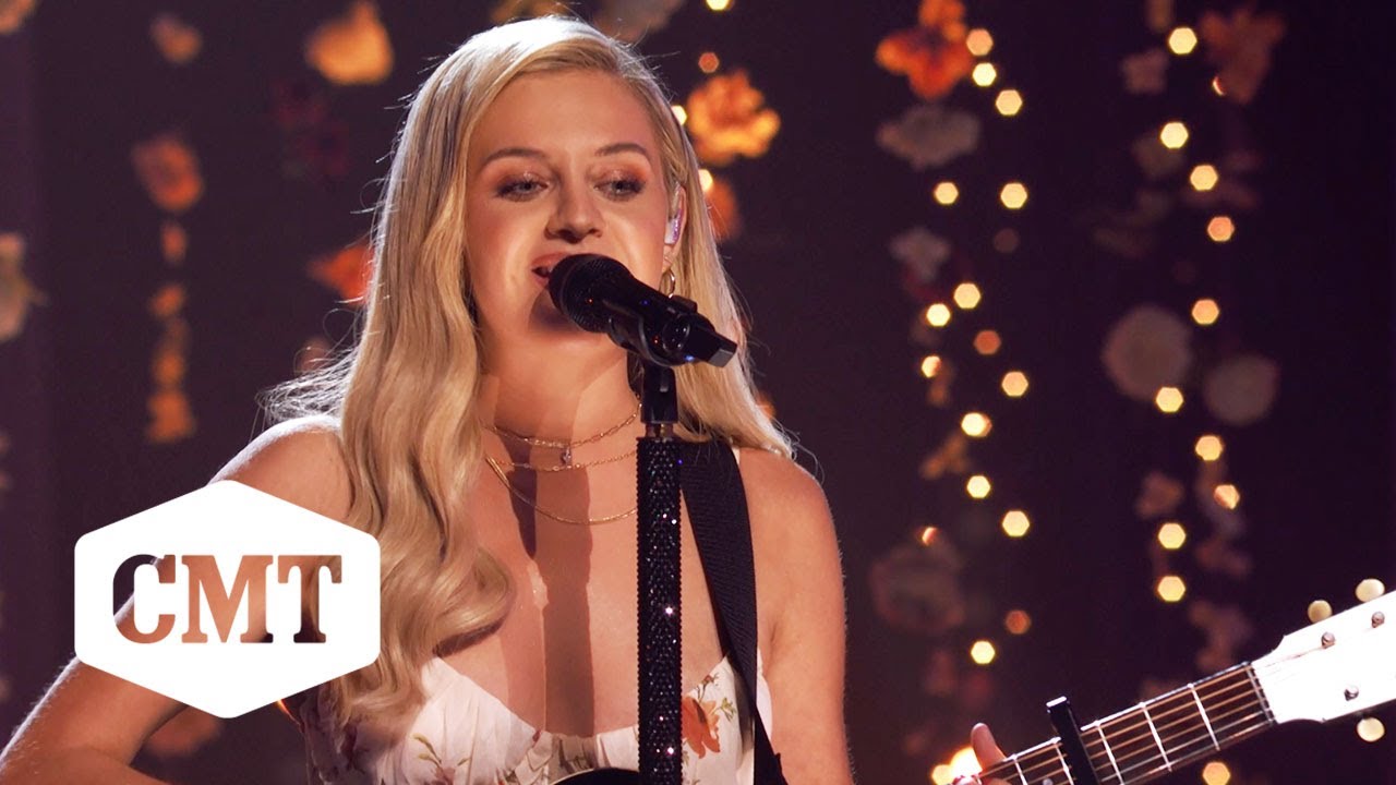 Kelsea Ballerini Performs 