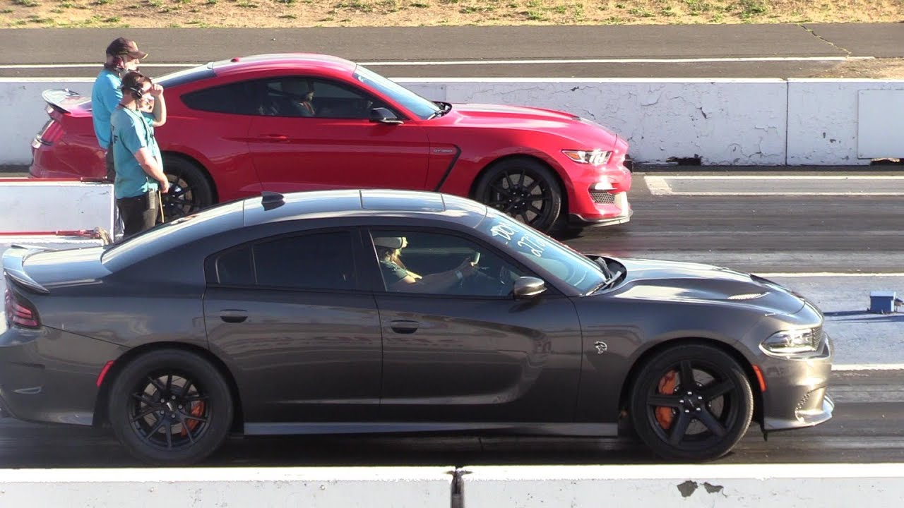 Shelby GT350 vs Hellcat Charger - drag race