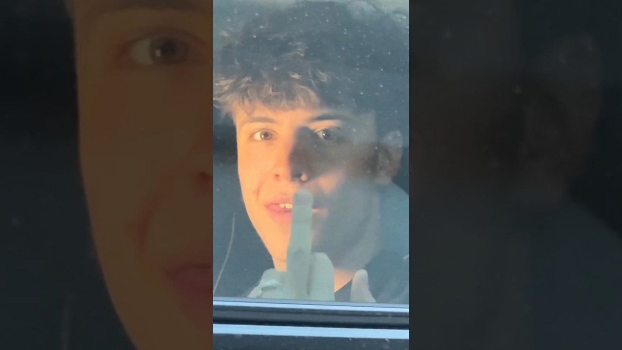 Apolo Ribera grabando un tiktok y Alvarito Barras se ríe de él
