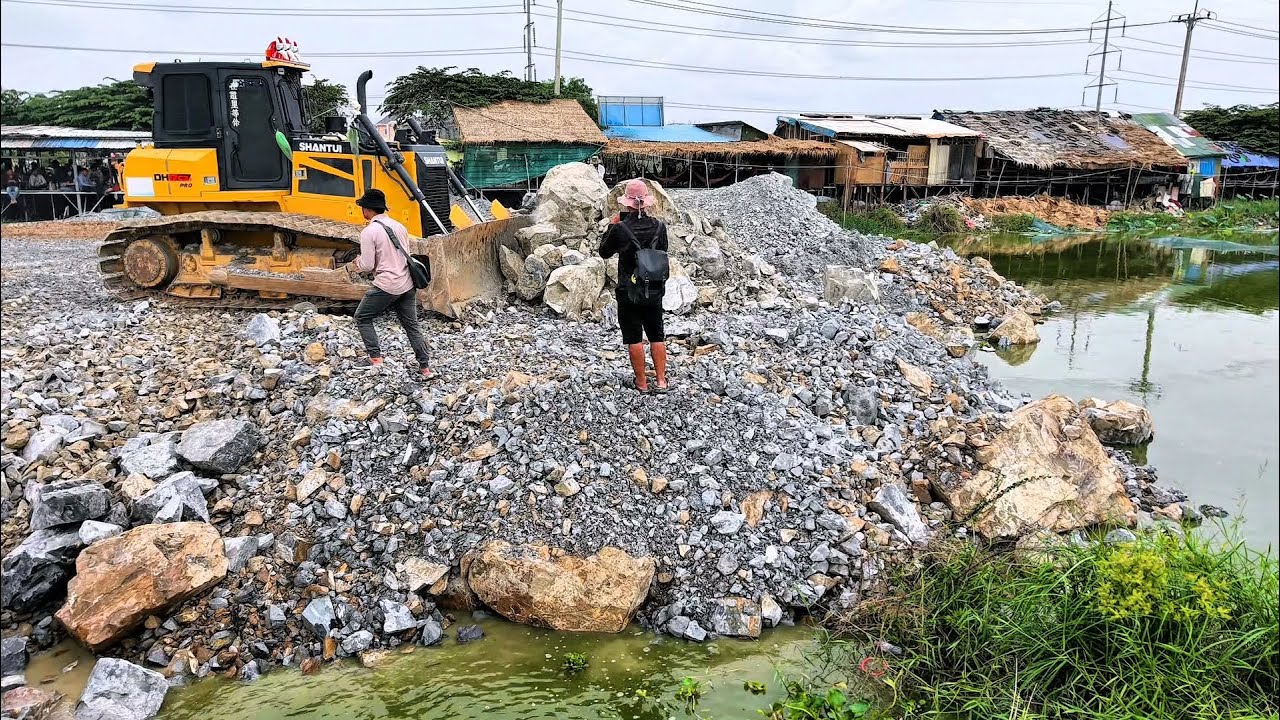 OMG!! Skill Dozer Amazing SHANTUI DH17C3 Pouring Soil,Filling More,Working Perfect Using Water Stone