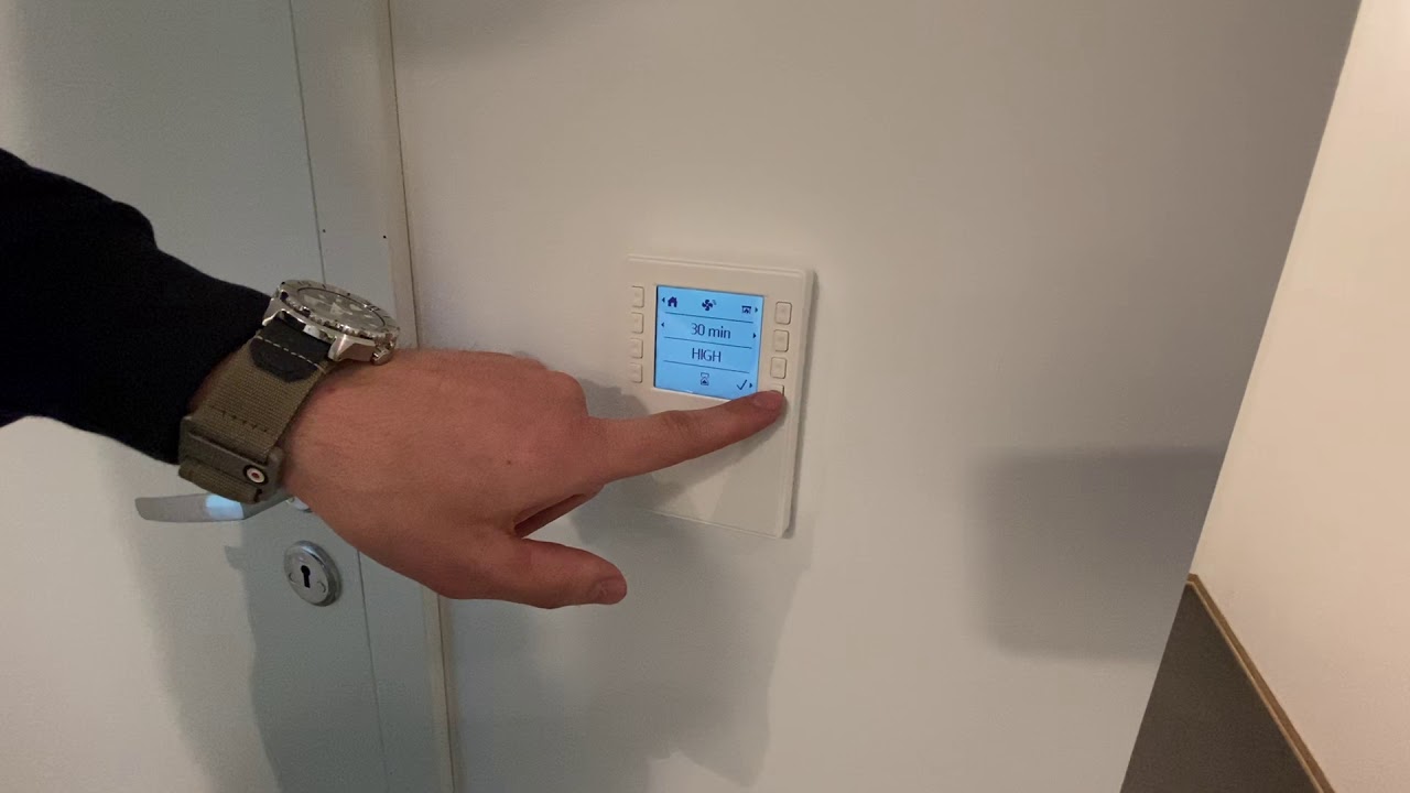 Bruk av kontrollpanel for ventilasjonsanlegg.