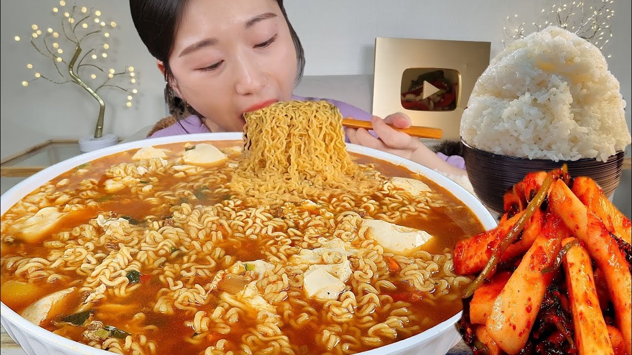 ASMR ☃눈내리고 추울땐 역시 라면에 밥말아먹어야죠 순두부 진라면 총각김치 밥 리얼먹방 :) Soft tofu ramen Kimchi MUKBANG