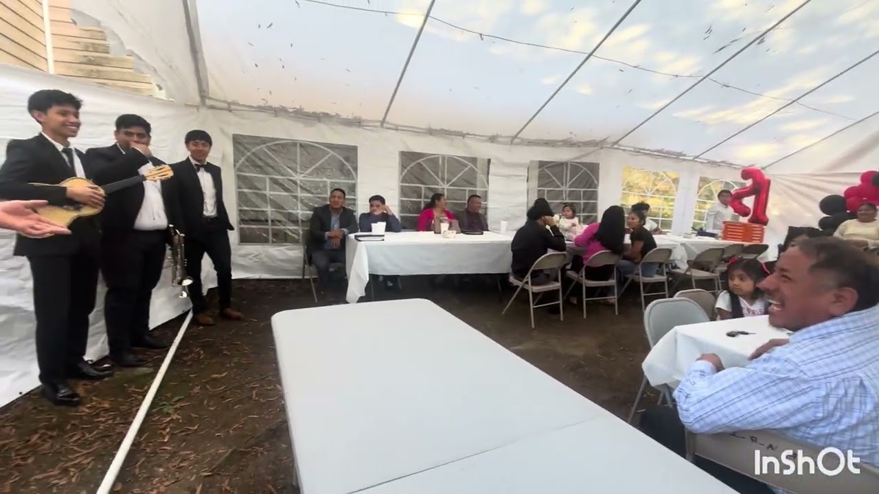 hoy lo trajimos una serenata a mi esposa por su cumpleaño de ella