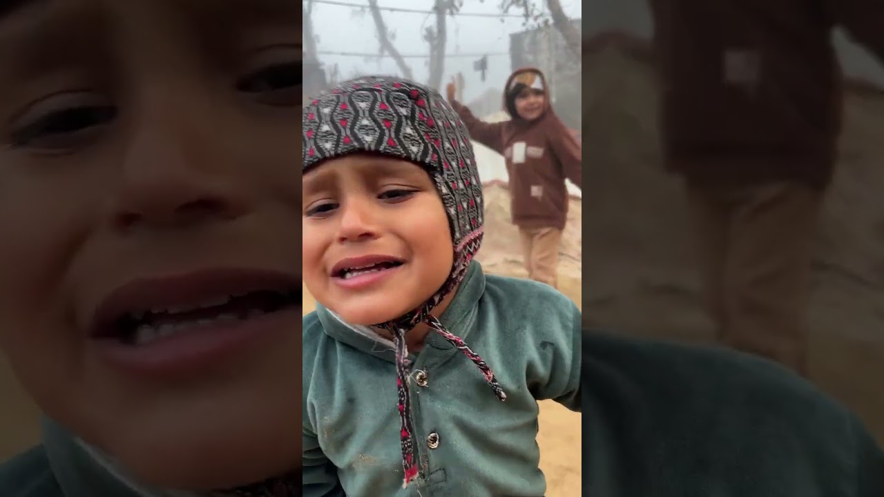 छोटे बच्चे का गाँव में मस्ती करते हुए का वीडियो