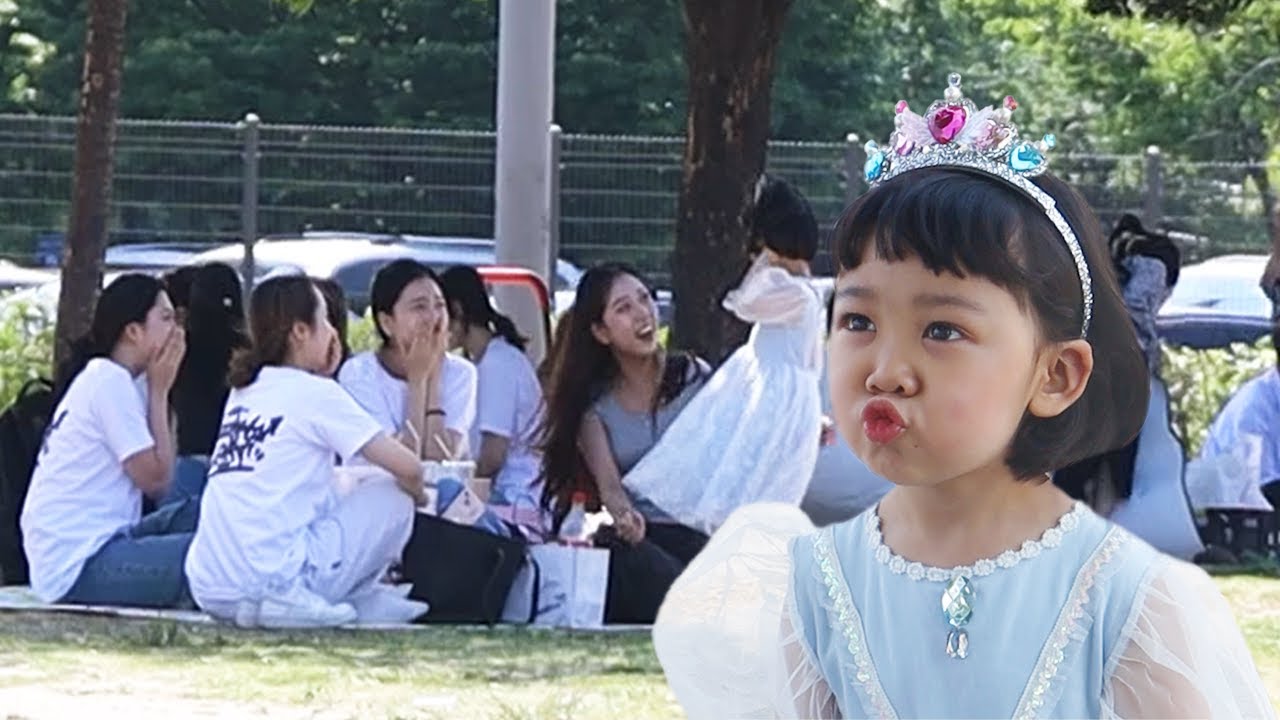 ENG) 귀여운 공주가 나타난다면? What will be the reaction of people when a little princess approaches them? 사회실험