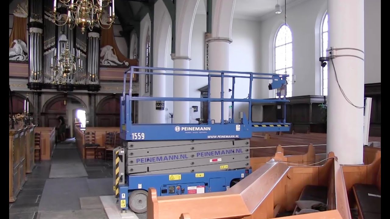 Video apparatuur plaatsen in de Kerk van Strijen