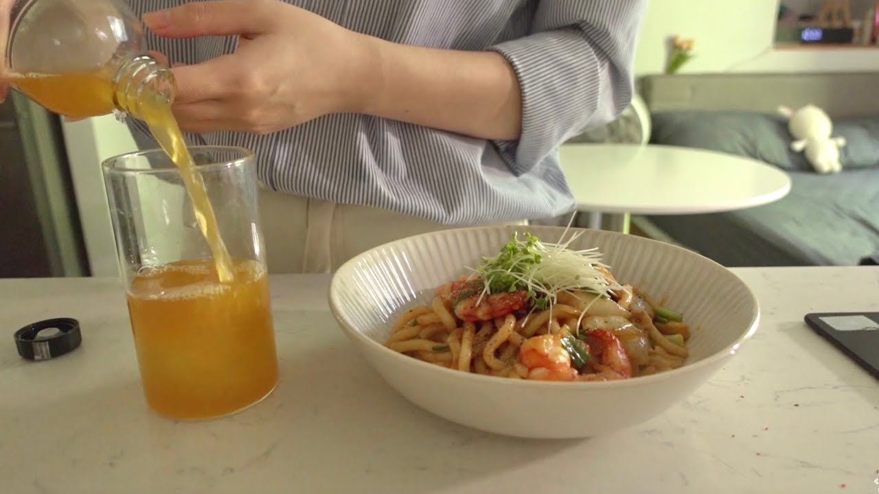 80/20 lifestyle of a 22-year-old, shrimp Yaki udon, bagel cheese sandwich, nail paint at home