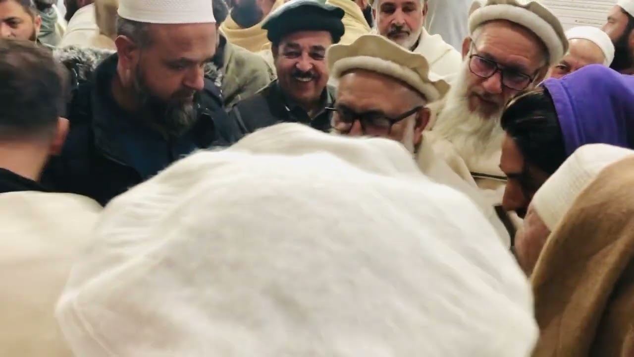 زیدہ صوابی میں مولانا محمد طیب طاھری صاحب سے ملاقات کررہے ہے