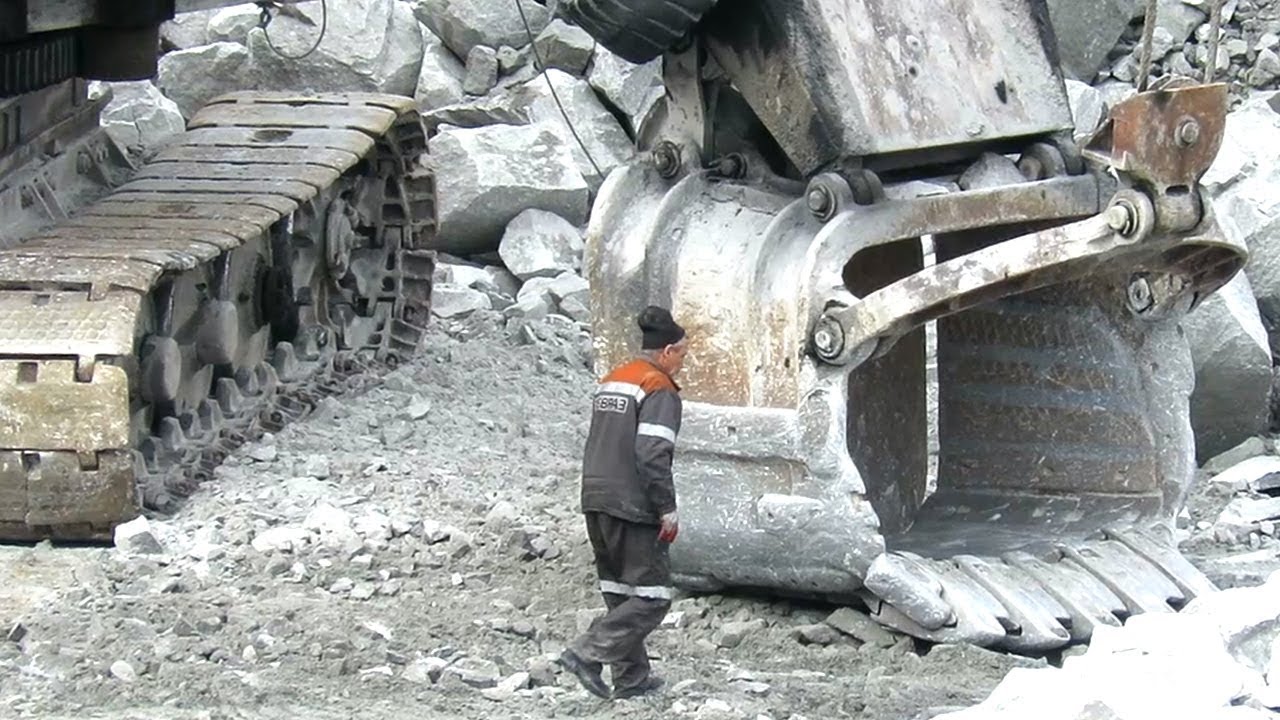 Машинист экскаватора ЭКГ-5А в ожидании самосвала