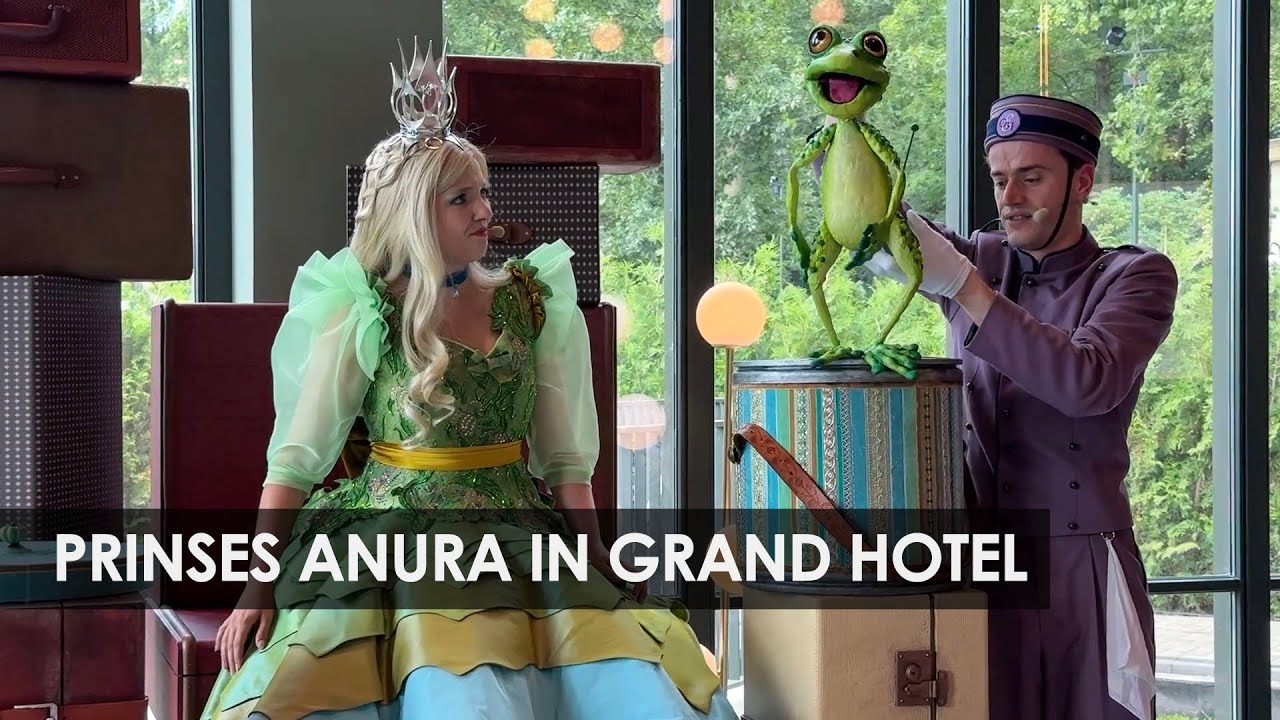 Efteling Grand Hotel: prinses Anura en kikker Hendril (entertainment in de lobby)