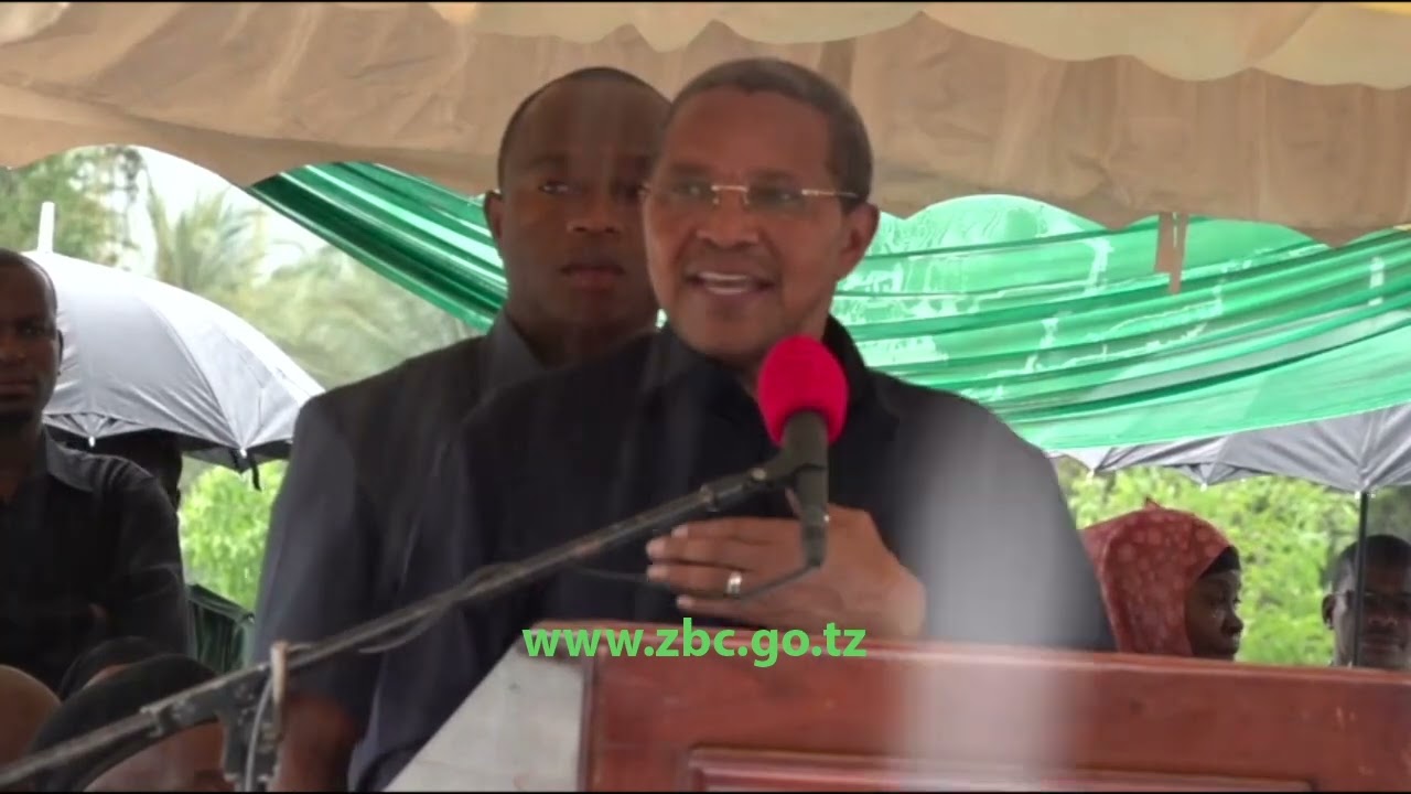 DKT. JAKAYA MRISHO KIKWETE AKIFUNGUA KIWANDA CHA MAJI YA KUNYWA PEMBA.