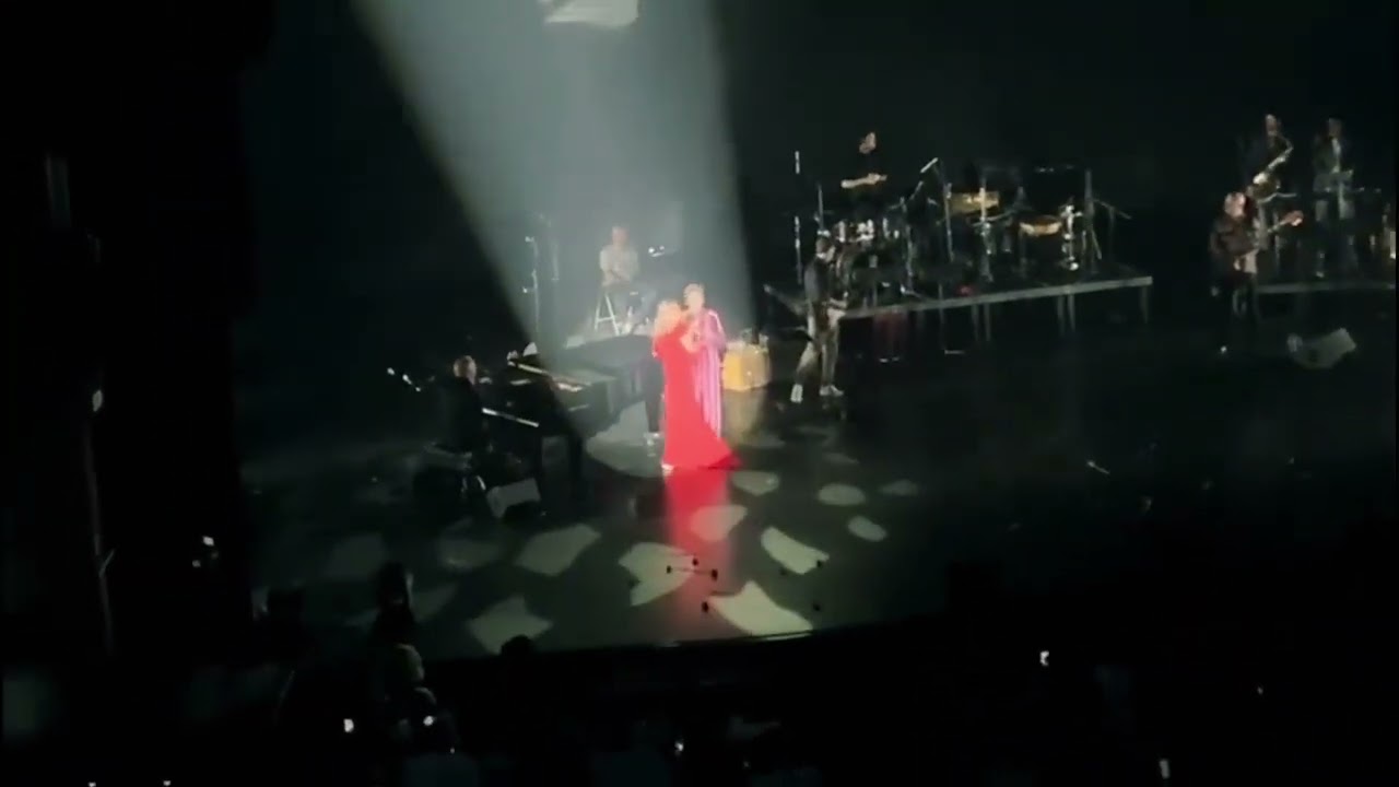 Marta Sánchez cantando a Roció Jurado en Sevilla