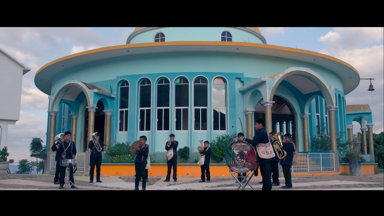 1.- A Mi Tierra Humilde - La Tradicional Banda Tierra Humilde