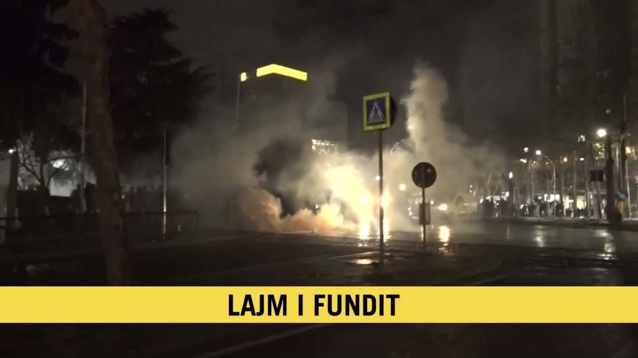 Policia shpendan protestuesit para parlamentit me autobot