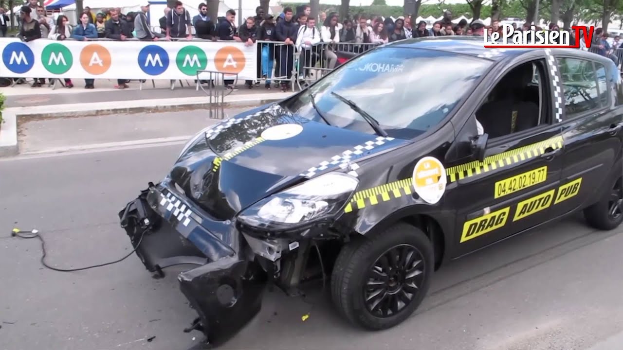 La violence du choc entre un scooter et une voiture à 50 km/h montrée à des ados