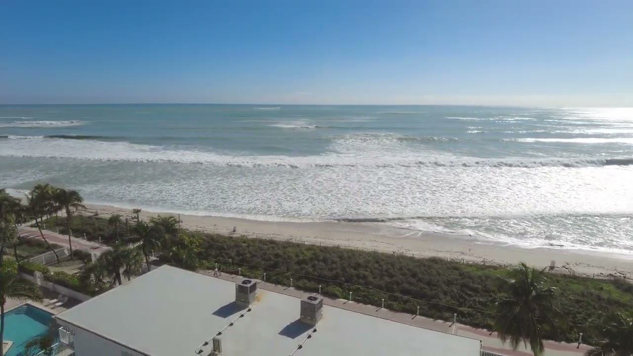 Heavy surf on Miami Beach from Hurricane Ian (4K)
