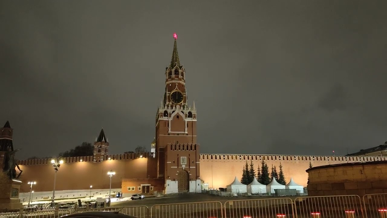 Это фантастическая #Москва #КраснаяПлощадь #Кремль и Куранты отбивающие мелодию Гимна СССР и России!