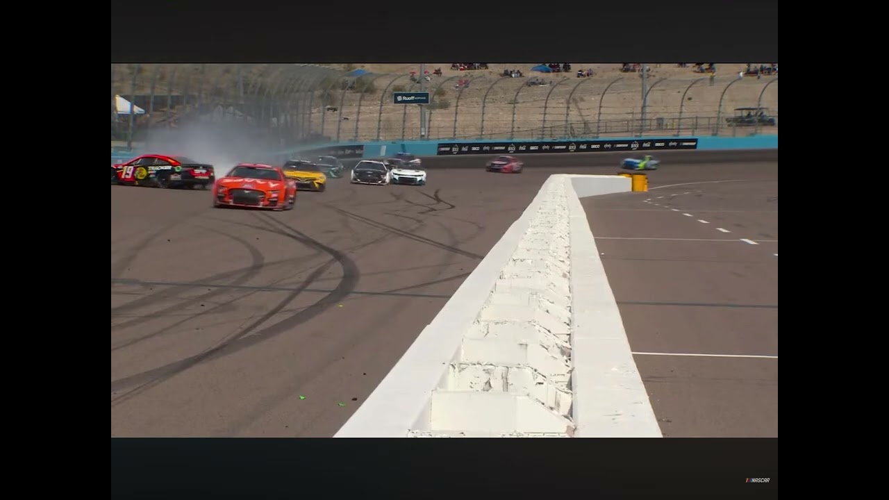 Martin Truex Jr hard crash - 2022 NASCAR Cup Series Phoenix