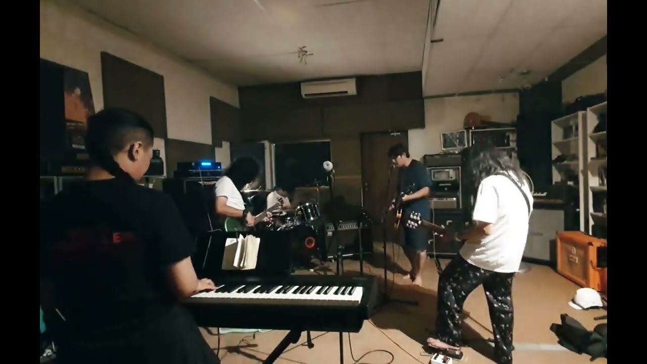 IBLISS - Malam Ini (feat. SATWO) ala Tiny Desk Concert