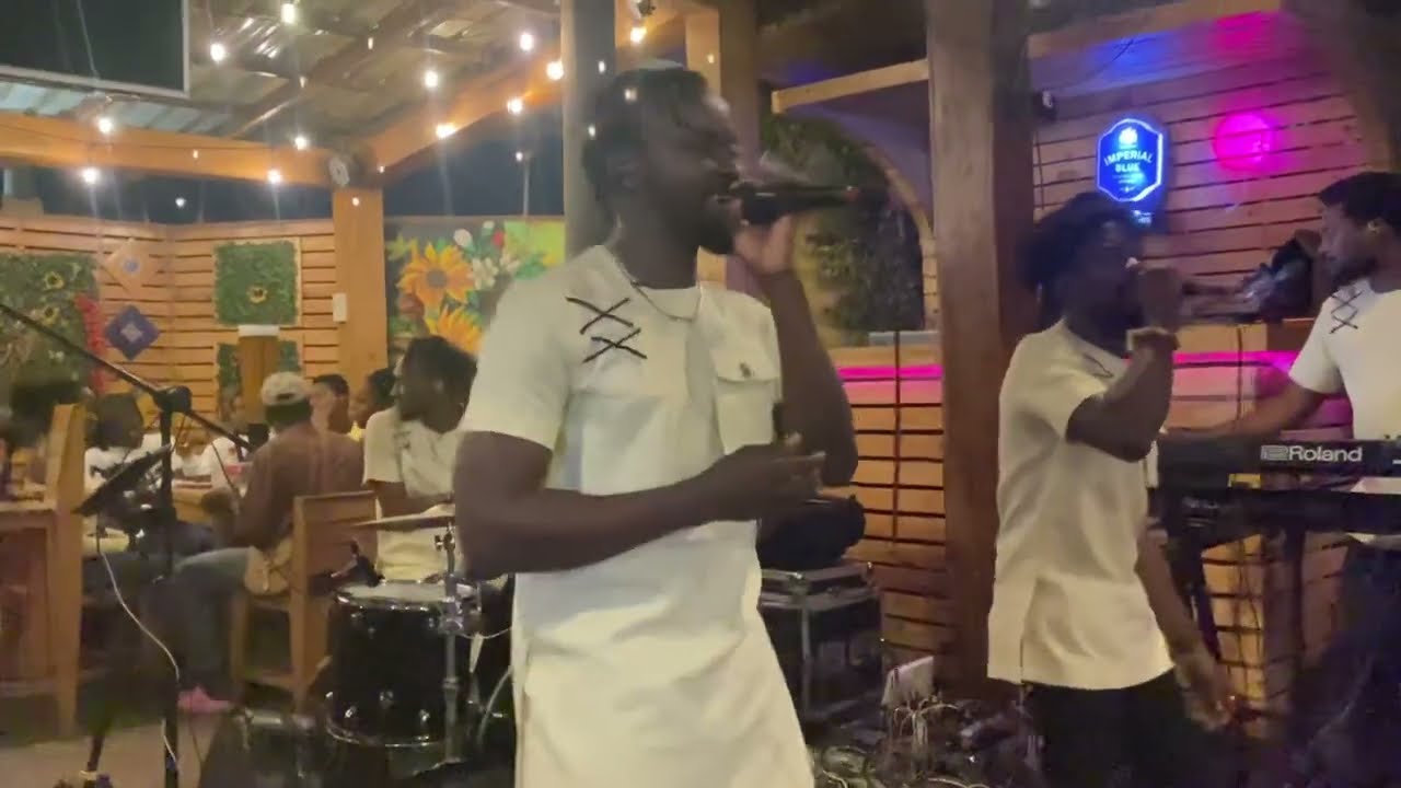 Sunday Night At Veggies and grill with the Nkyinkyim Band🔥🔥 Enjoy😍