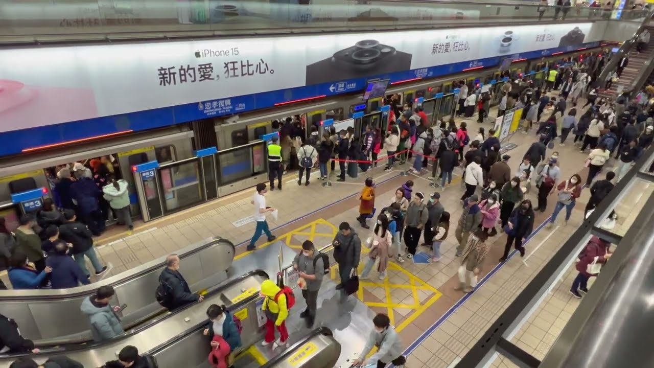 Incredible Taipei Metro Rush Hour Crowd Control - Zhongxiao Fuxing Station