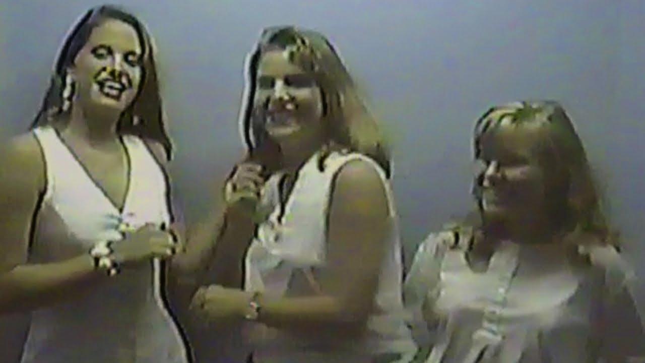 Hanging Out At A 90s Teen Club  - 90s Music - Dance Party