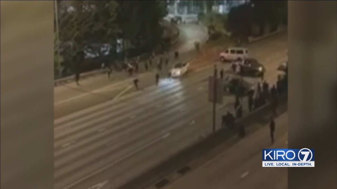 ВИДЕО: Двое протестующих пострадали после того, как автомобиль въехал в толпу на трассе I-5
