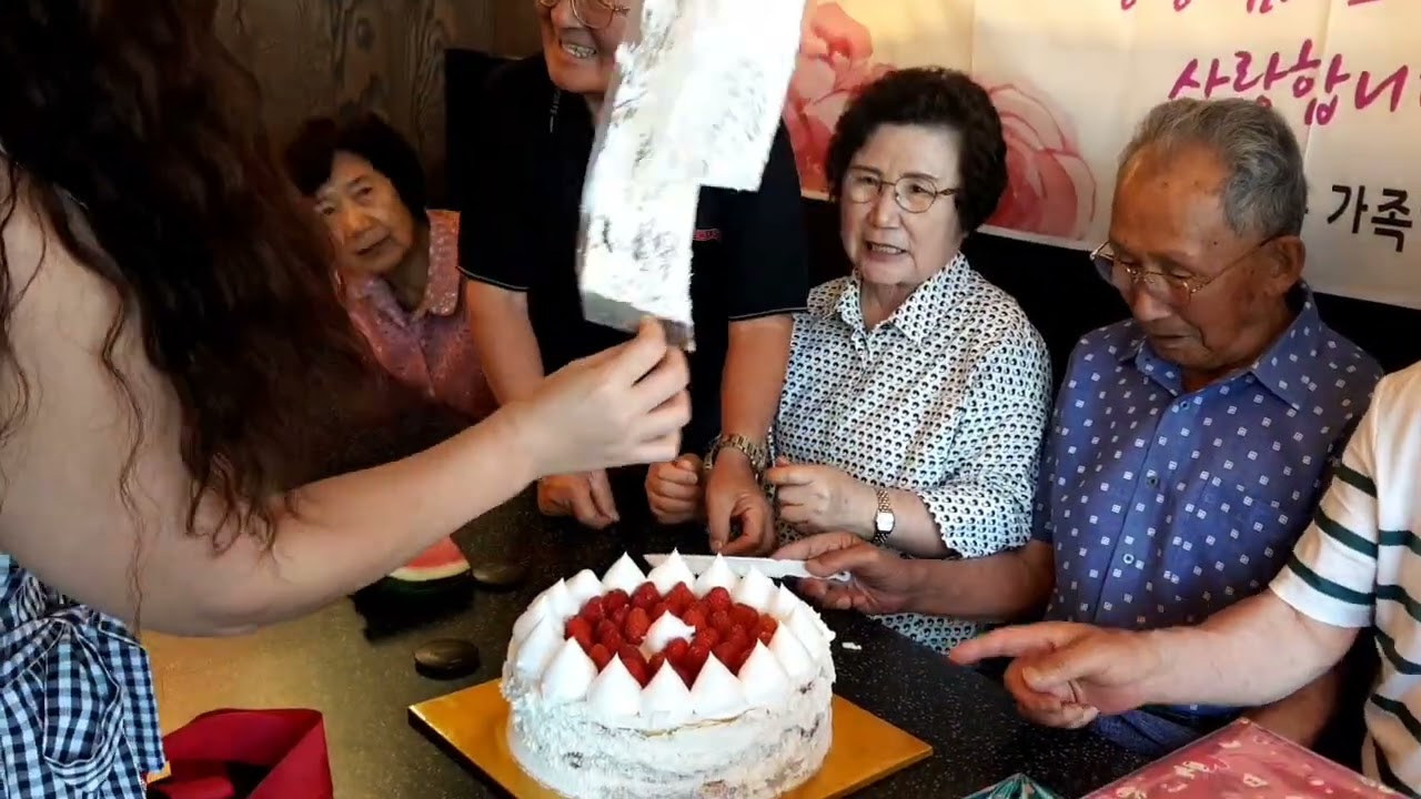 90세 아버님 생신 온 가족 초대 64명 참석