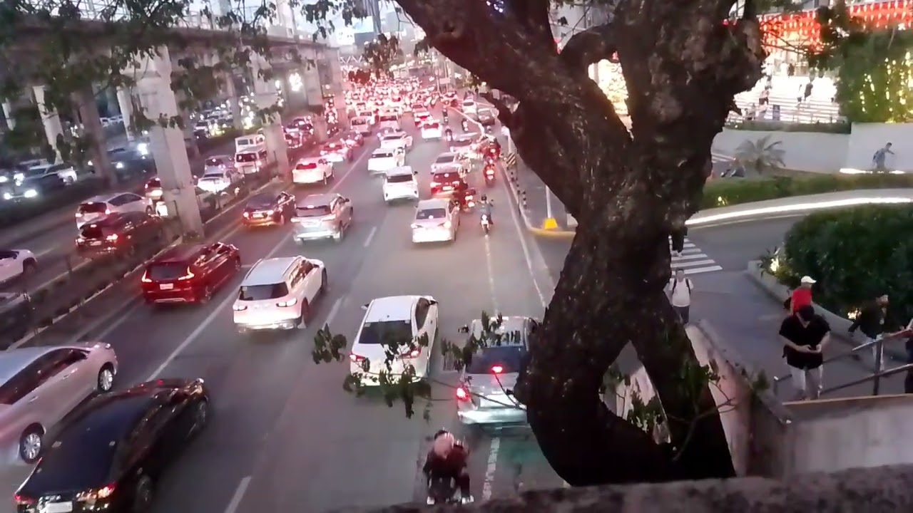 sa Philippines lang ang pinaka maraming sasakyan ang traffic 