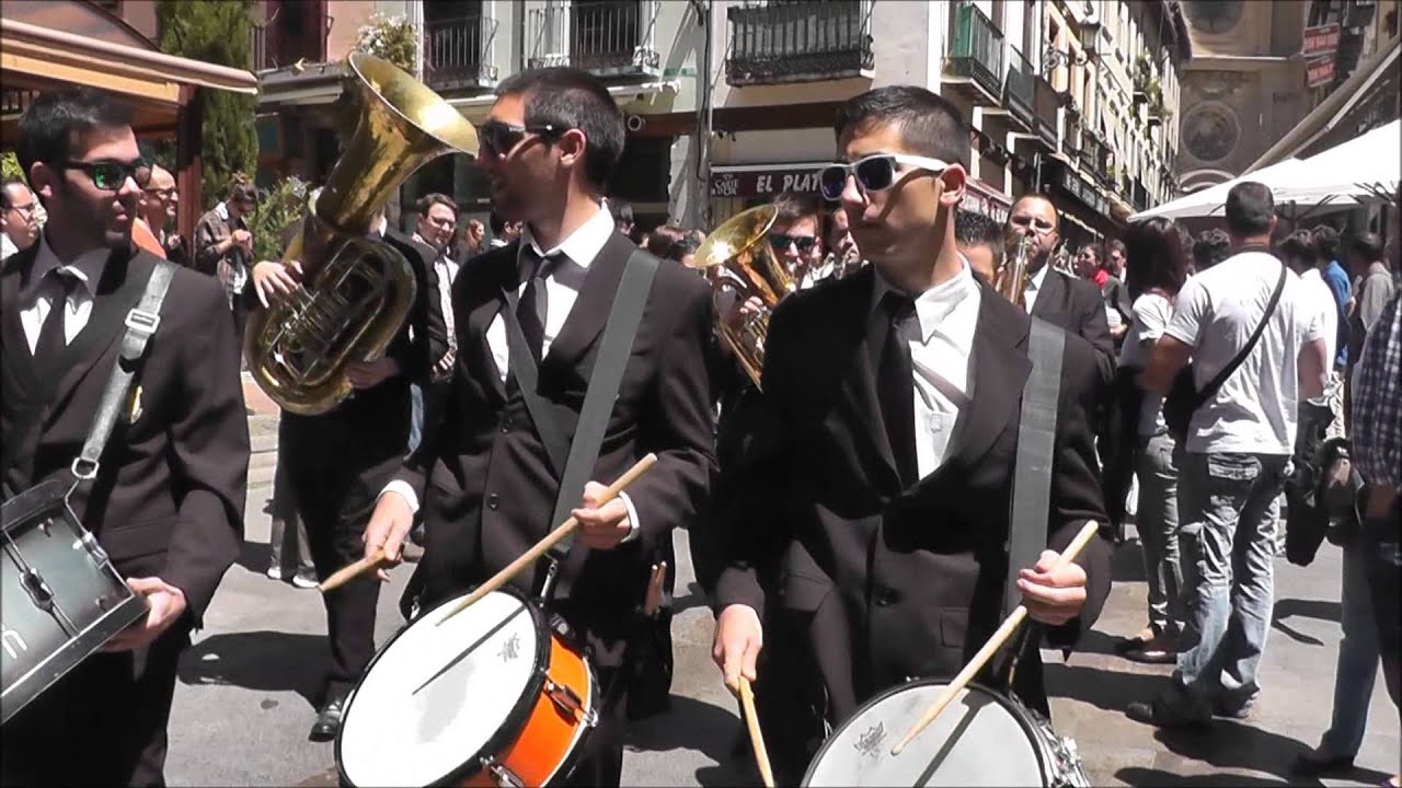 Procesión fallera en Granada