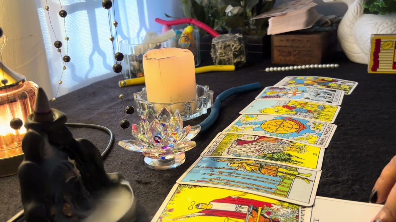 Кто сейчас думает о вас? Выберите гадание на картах Таро.