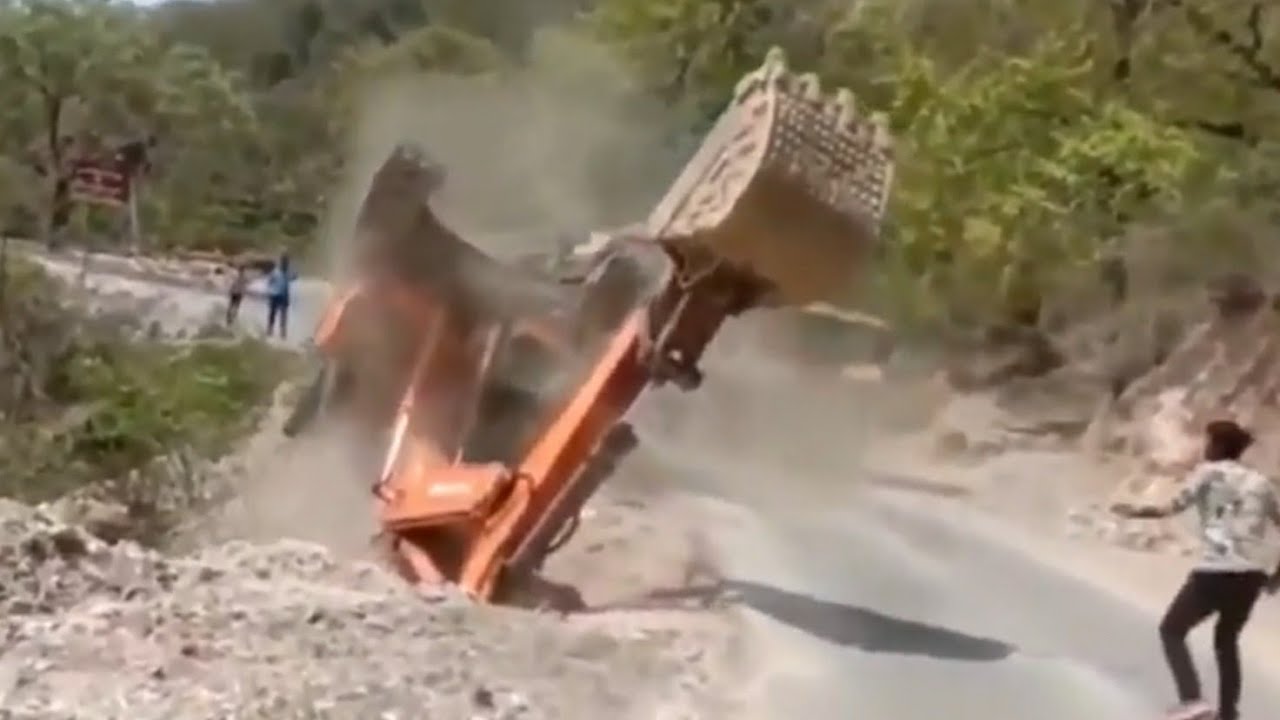 Epic Excavator Fails!!  Fatal Excavator Accident At Work To Be Carefully
