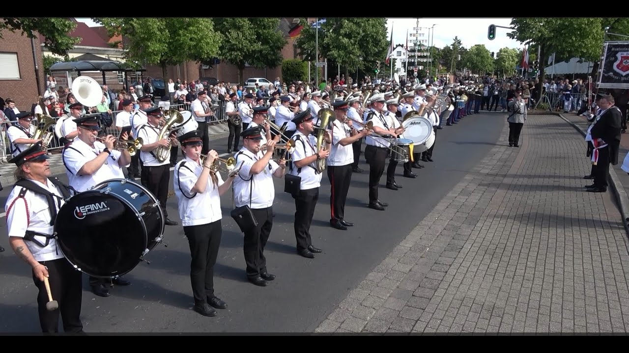Weckhoven 2025.  Ein von allen anwesenden Musikern gespieltes St&auml;ndchen zu Ehren des K&ouml;nigspaares.