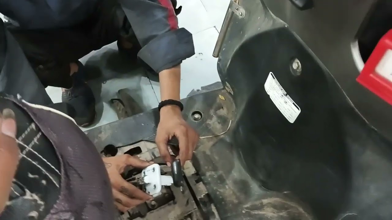 Jupiter 125 mein fuel gauge kaise check Karen #tvs #automobile #bikemaintenanc