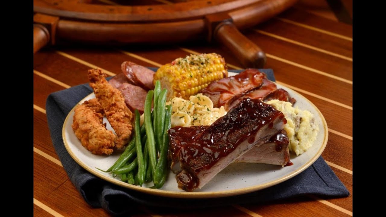 Ресторан Boatwright's Dining Hall в отеле Disney's Port Orleans Riverside предлагает блюда южной ...
