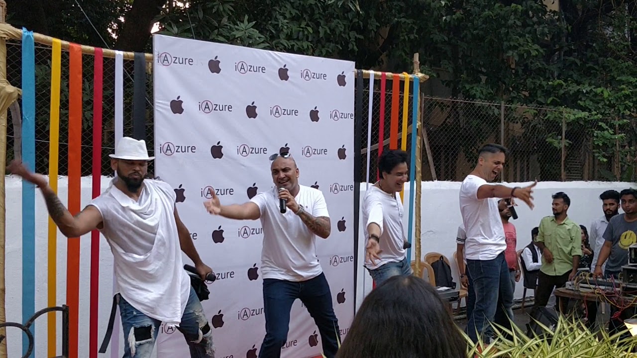 A Band of Boys performs Meri Neend Ud Gayi Hai in Bandra