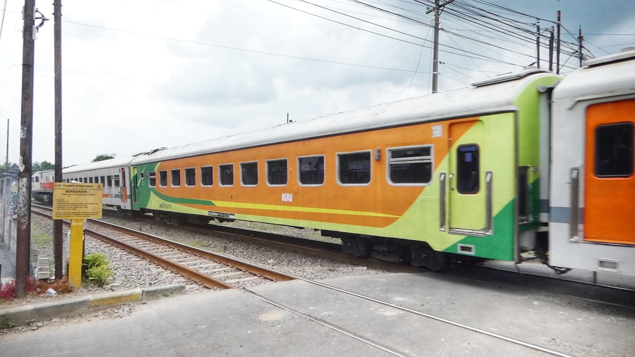 Mengejutkan ! Untuk Pertama Kalinya Kereta Livery Jadul Otw Keluar Dari Jawa Timur !