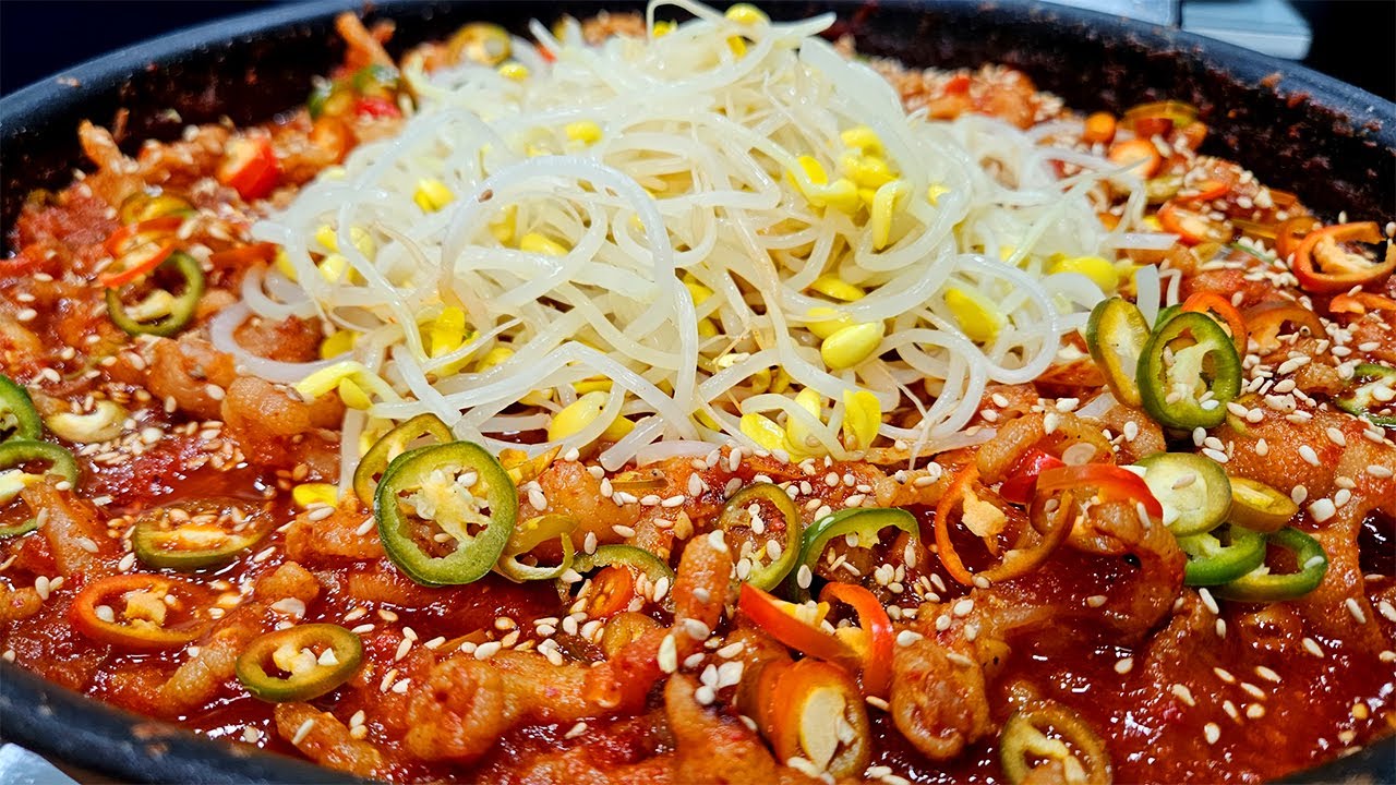 닭발을 볶아주세요 입에 짝짝 붙습니다