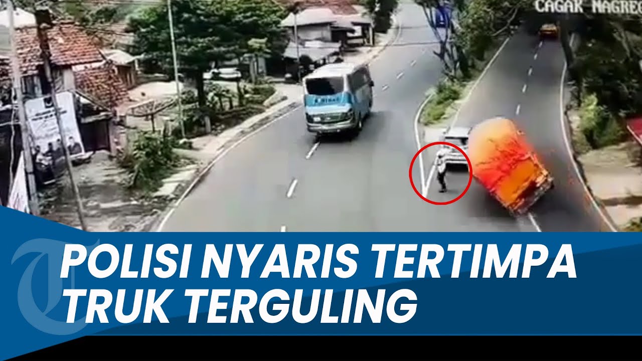 DETIK-DETIK Truk Terguling Timpa Mobil dan Nyaris Timpa Polisi