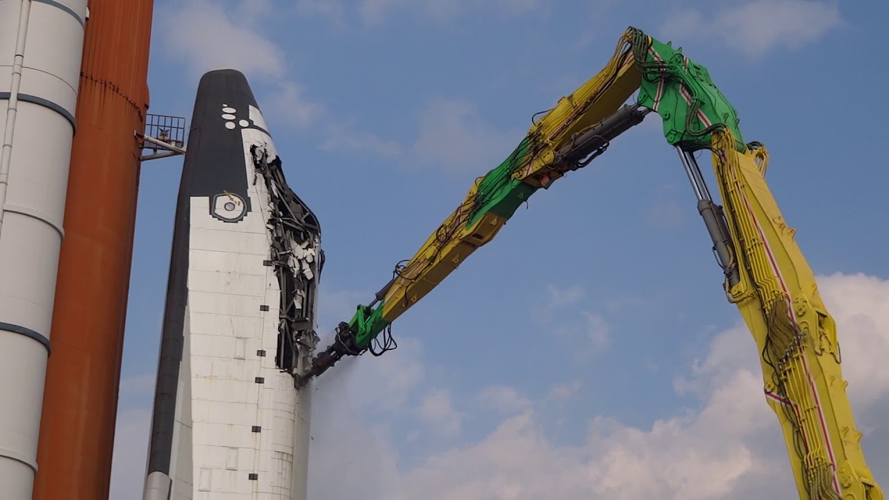 〈2/3〉2018.11.20.(火) スペースワールドのシンボル、スペースシャトル模型 本機の解体作業。尾翼カット。そして…、【解体(その②)】