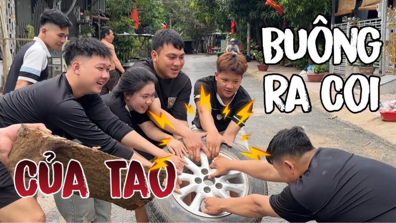 Tư B&eacute;o Bất Lực Khi Thấy B&aacute;nh Xe Hơi M&igrave;nh Bị Th&aacute;o