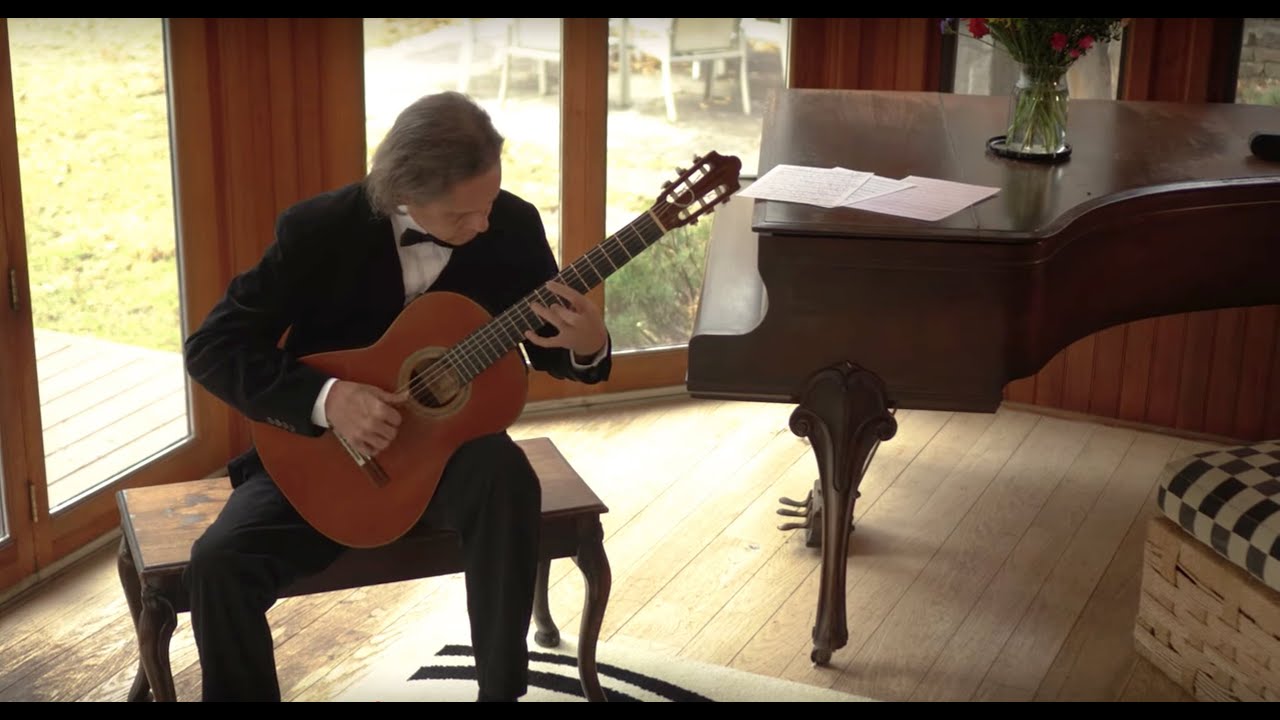 PAJARILLO – Luis Zea plays Luis Zea
