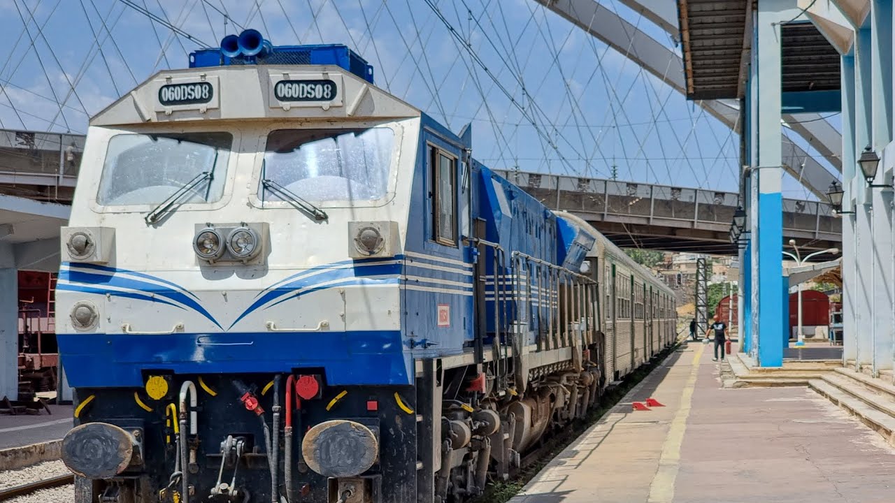 رحلة صغيرة على متن القطار المتجه من مدينة سوق أهراس إلى آخر محطة قبل الحدود مع تونس(train cab ride)