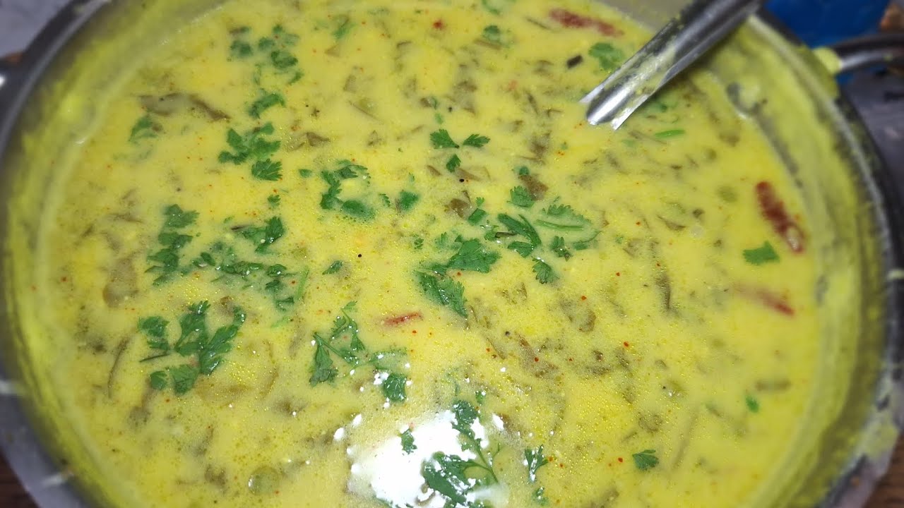 Bahar ka khana ek taraf, aur Maa ke hath ki kadi ek taraf