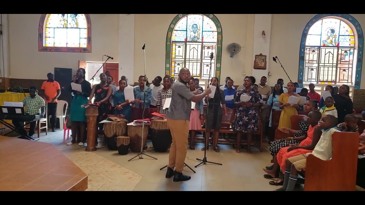 Nja kuyimba nga Ekisa kyo Mukama! ( st Peter's choir Jinja kalori Lwanga parish)