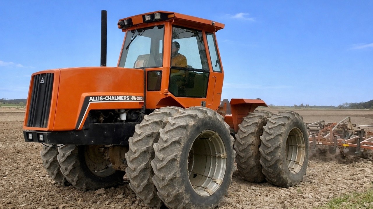 ALLIS-CHALMERS 4W-220 Tractor Field Cultivating