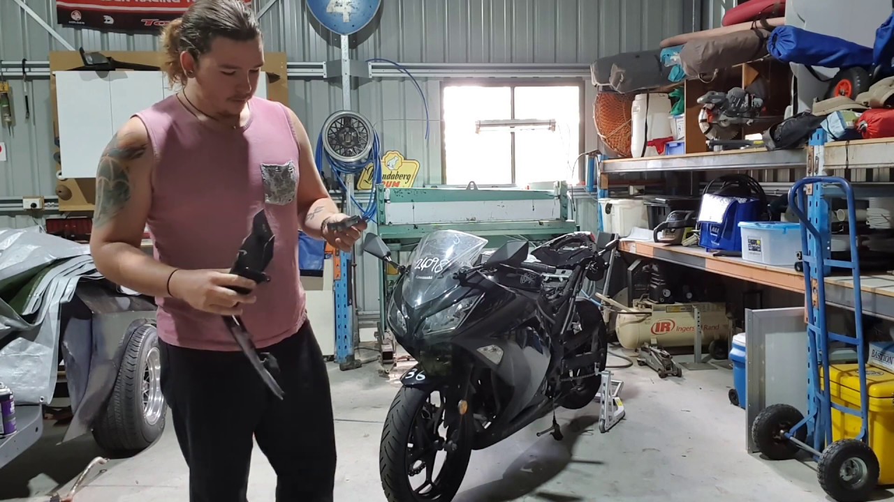 Ninja 300 budget Rebuild Fairing removal and inspection, Part 1