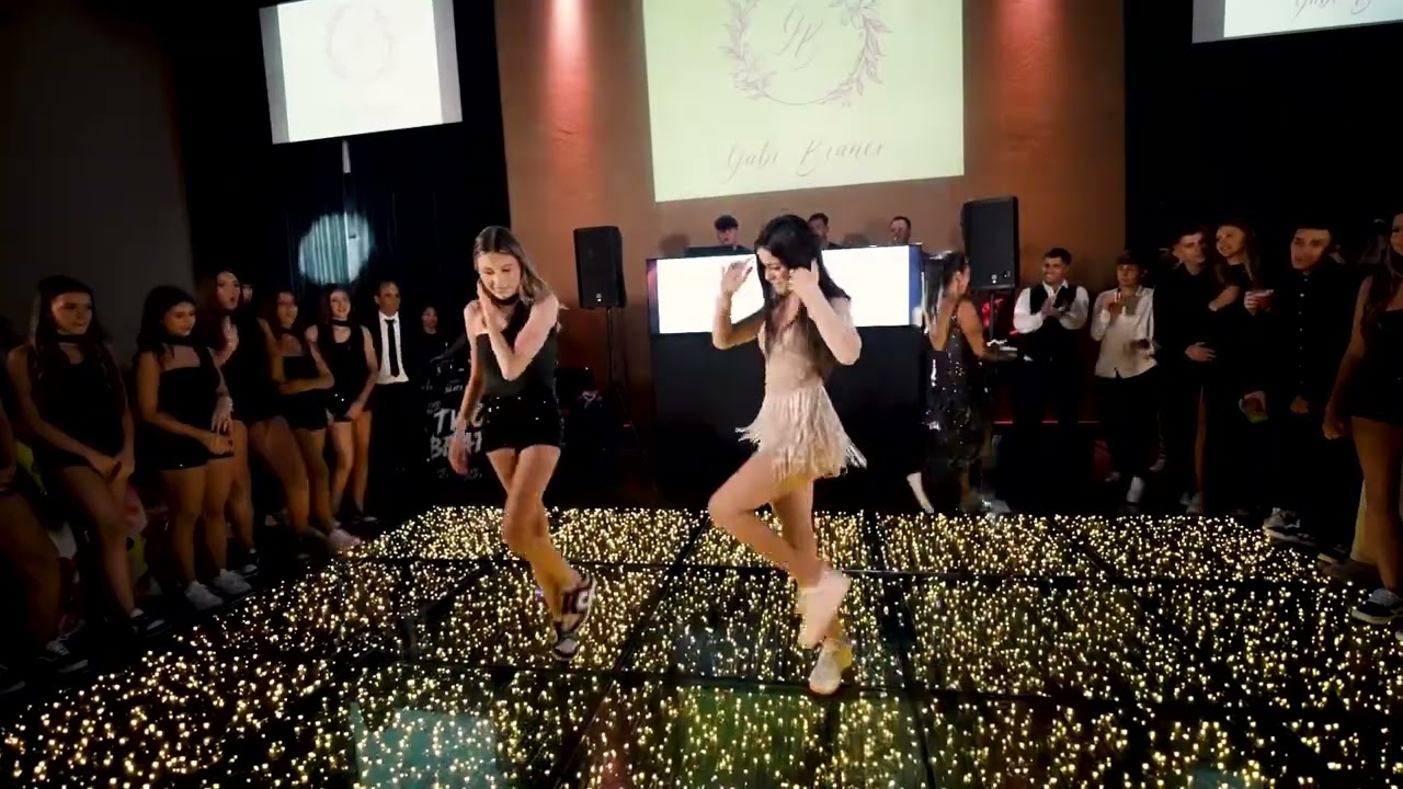 Abertura de pista da debutante Gabi Bianco com as amigas e a mãe