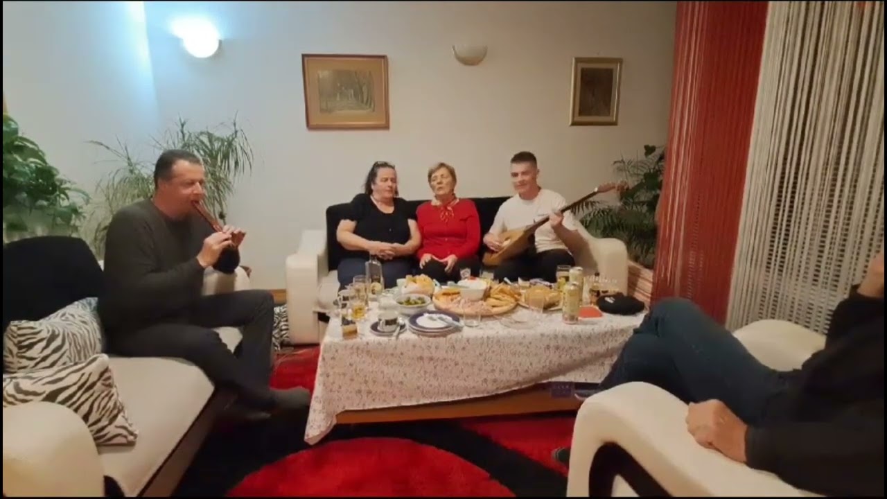 RUZA PERVAN I JELA IVESIC DOLINOM SE SETALA